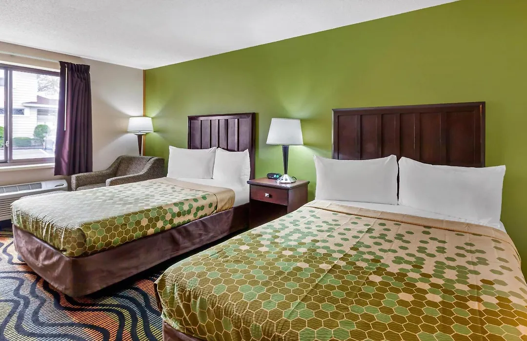 Econo Lodge Inn & Suites Oconto-1