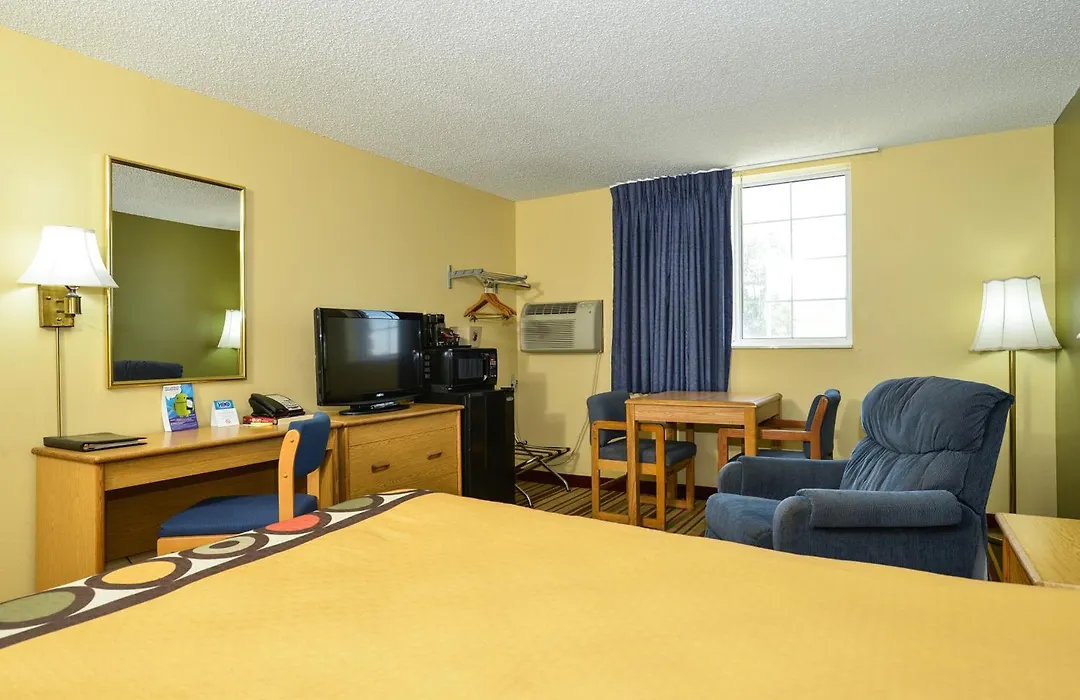 Super 8 By Wyndham Minot Airport-1