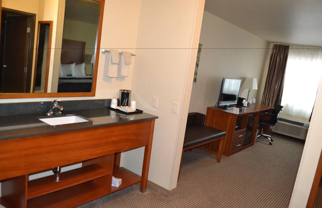 Baymont By Wyndham Grand Forks-1