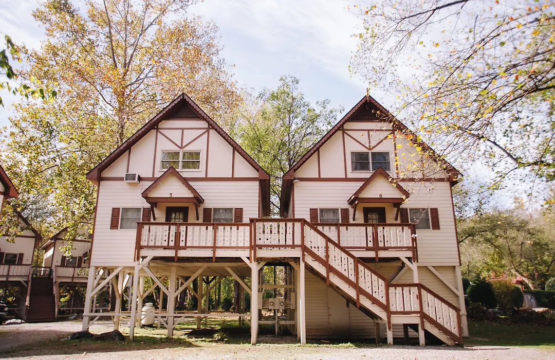 Riverbend Motel & Cabins-1