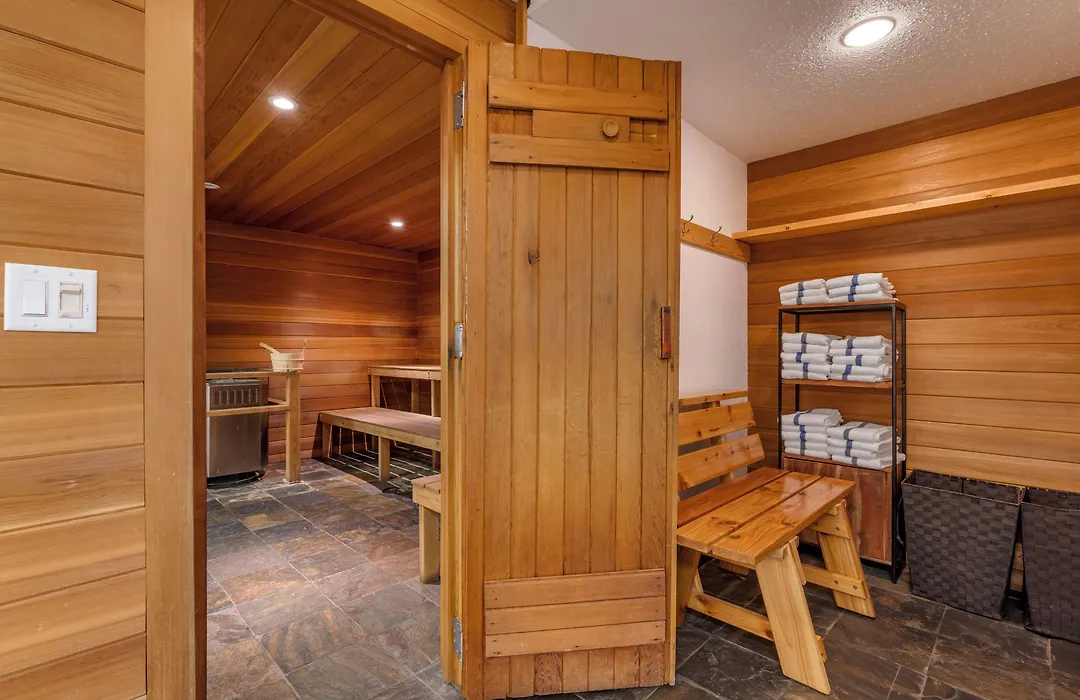 Regent Hotel Revelstoke-1