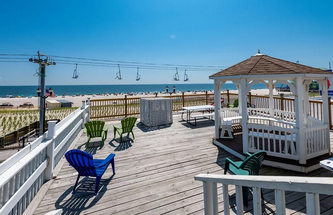 Boardwalk Hotel Charlee & Apartments Beach Hotel Oceanfront-1