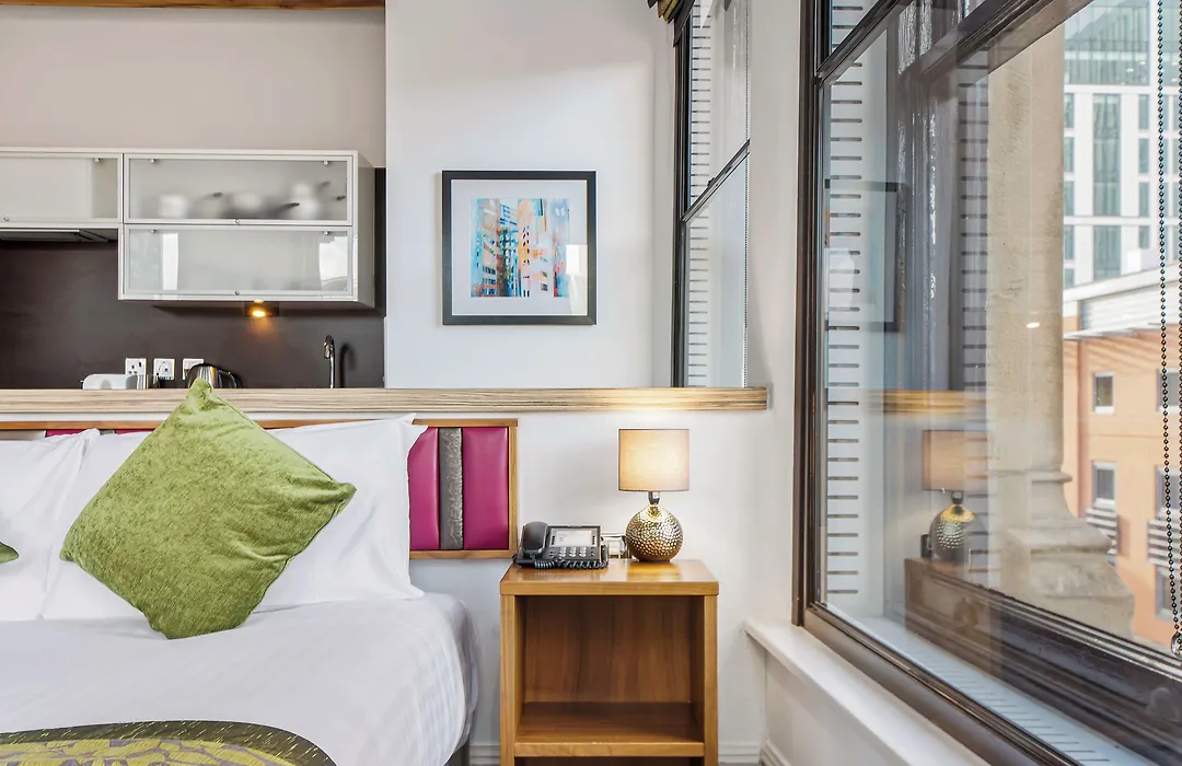 Roomzzz Manchester City-1
