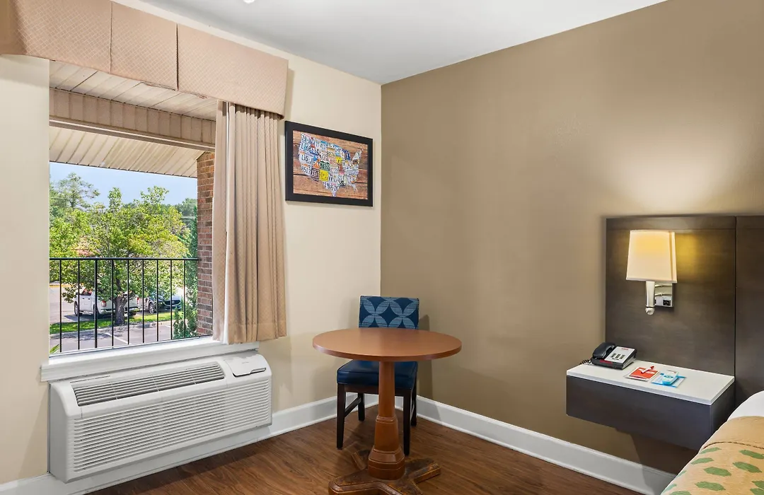 Econo Lodge Inn & Suites Lugoff-1