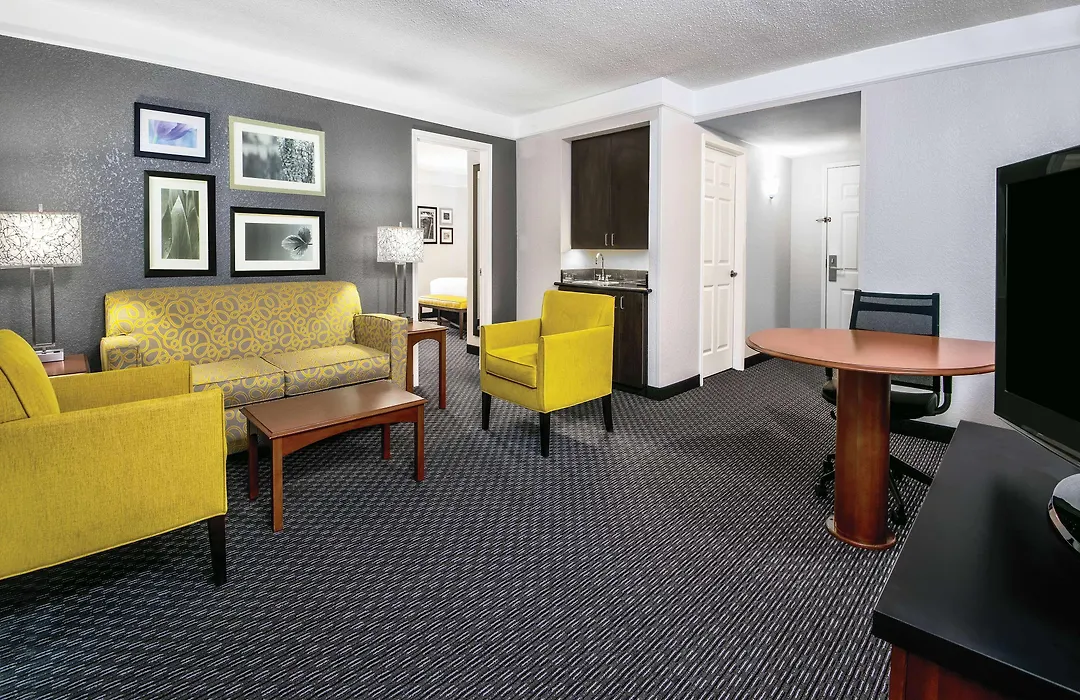 La Quinta Inn & Suites By Wyndham San Antonio Riverwalk-1