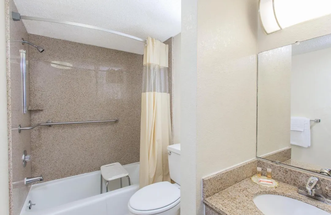 Days Inn By Wyndham Fort Myers-1