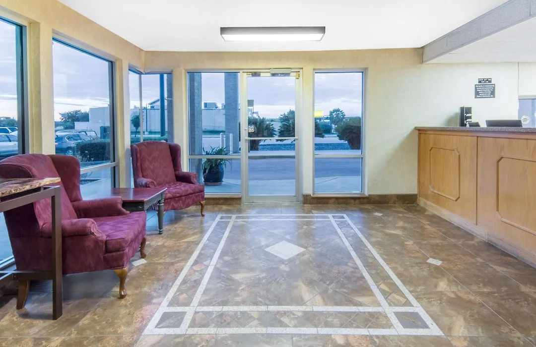 Super 8 By Wyndham Seguin-1