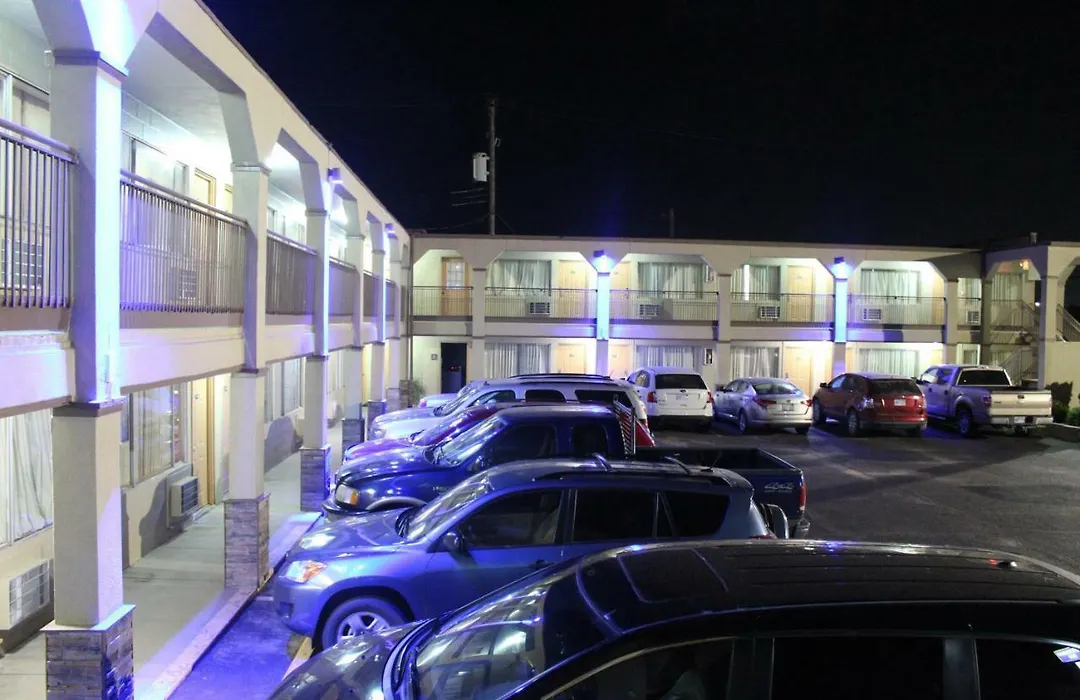 Hutchinson Inn-1