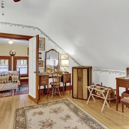 Robins Nest Bed & Breakfast-3