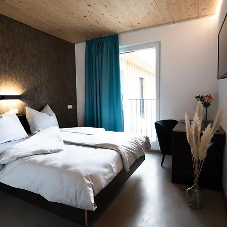 Motel Q-3