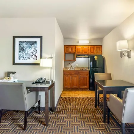 Legend Hotel Minot-3