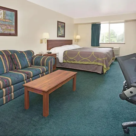 Super 8 By Wyndham Windsor-3