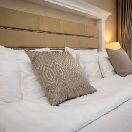 Queen'S Court Hotel & Residence-2