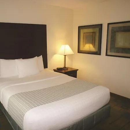 La Quinta Inn & Suites By Wyndham Boston Somerville-2