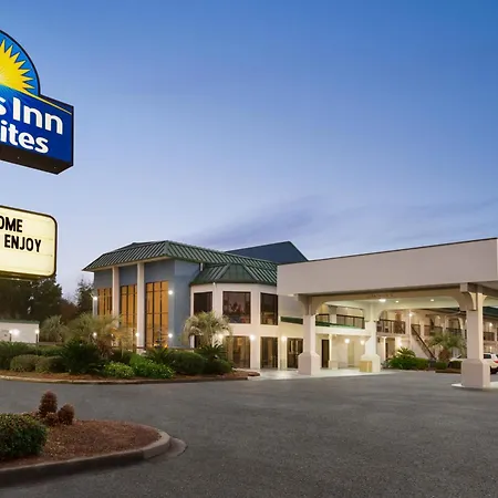 Days Inn & Suites By Wyndham Savannah Midtown-3