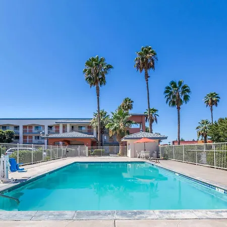 Super 8 By Wyndham Bakersfield/Central-2