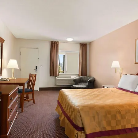 Travelodge By Wyndham Bakersfield-2
