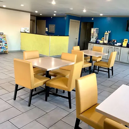 Days Inn & Suites By Wyndham - Canton First Monday Trade Days-3