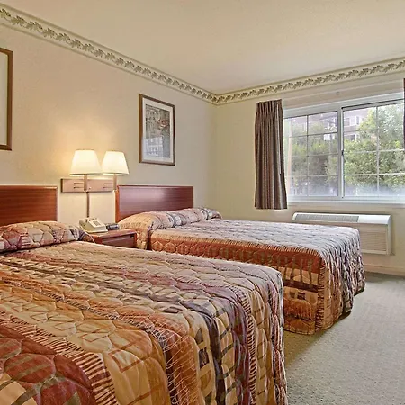 Days Inn By Wyndham Cleveland Lakewood-3
