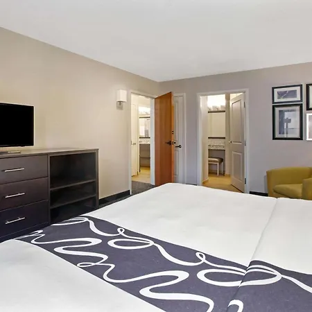 La Quinta Inn & Suites By Wyndham Detroit Metro Airport-3