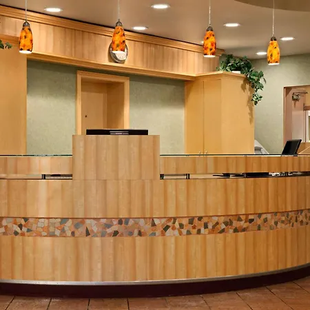 Travelodge By Wyndham Winnipeg East-2