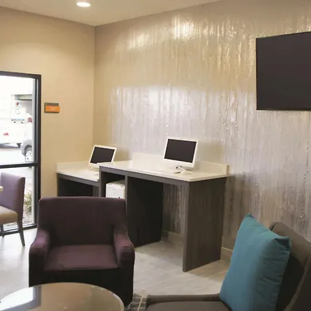 La Quinta By Wyndham Wichita Airport-3