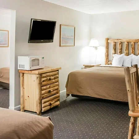 Quality Inn & Suites Mackinaw City Beachfront-2