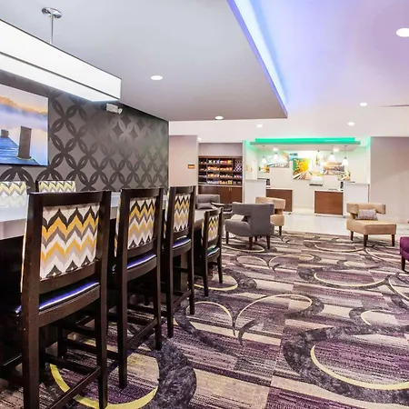 La Quinta Inn And Suites By Wyndham Elkhart-2