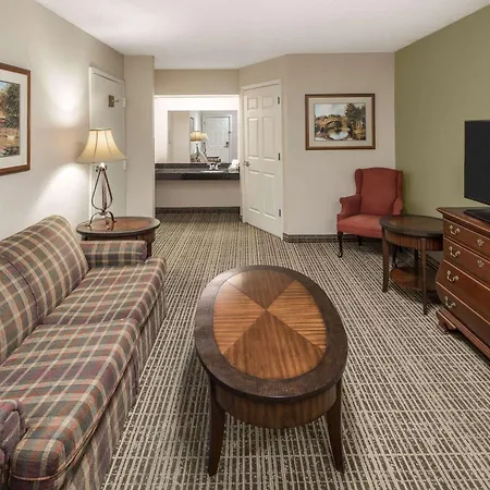 Baymont By Wyndham Cleveland-3