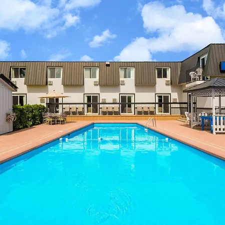 Travelodge By Wyndham Gananoque-3