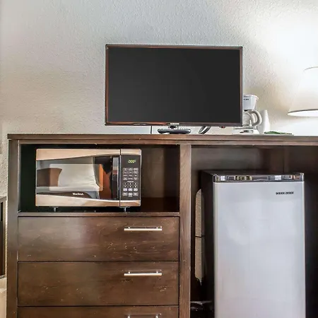 Rodeway Inn & Suites Near Okoboji Lake-3