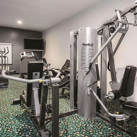 La Quinta Inn & Suites By Wyndham Mercedes Outlet Mall-3
