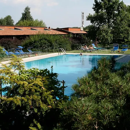 Golf Hotel-2