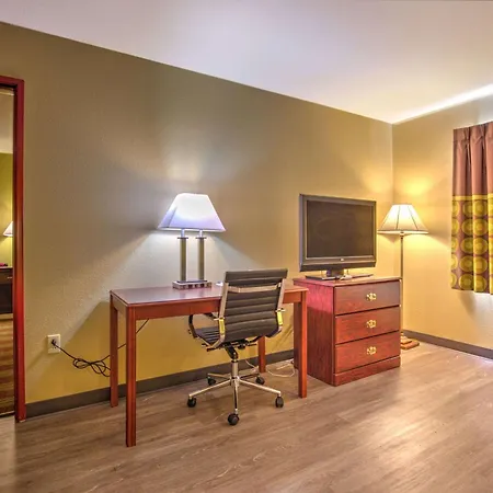 Super 8 By Wyndham Waterloo-3