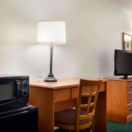 Travelodge By Wyndham Clinton Valley West Court-2