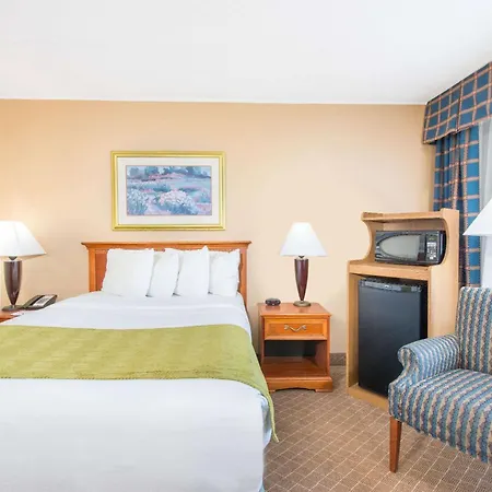 Ramada By Wyndham Cumberland Downtown-3