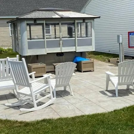 Carriage House Motel Cottages & Suites-2