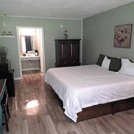 Blue Sky Inn: Pet-Friendly Oasis with Renovated Rooms-3