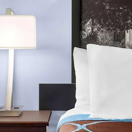 Super 8 By Wyndham Lenexa Overland Park Area/Mall Area-2