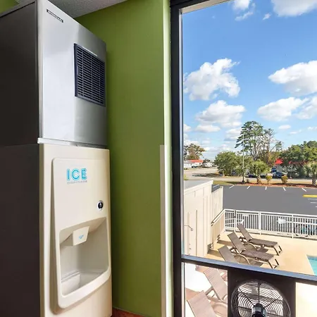 Super 8 By Wyndham Myrtle Beach/Market Common Area-2