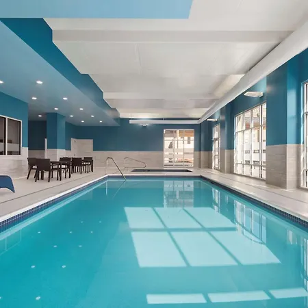 Hampton Inn & Suites Kelowna, British Columbia, Canada-3