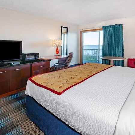 Days Inn & Suites By Wyndham St. Ignace Lakefront-2
