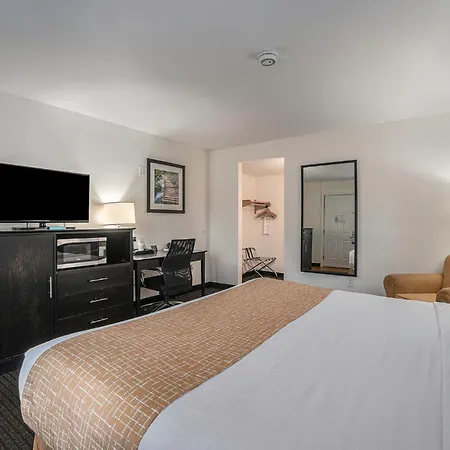 Travelodge By Wyndham Traverse City Mi-2
