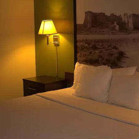 Super 8 By Wyndham Colby-3