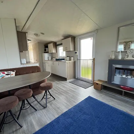Ormesby Beach Haven: Pet-Friendly Family Retreat-2