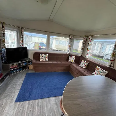 Ormesby Beach Haven: Pet-Friendly Family Retreat-3
