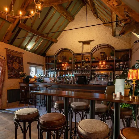 The George Inn & Plaine-3