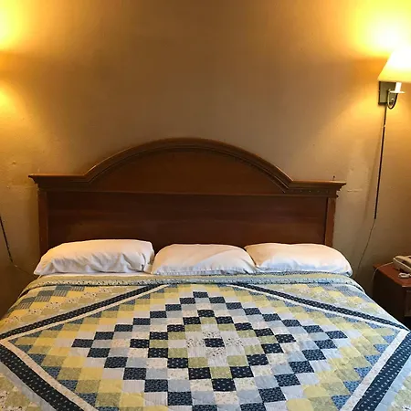 Economy Inn-3