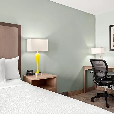 La Quinta By Wyndham Newport-3