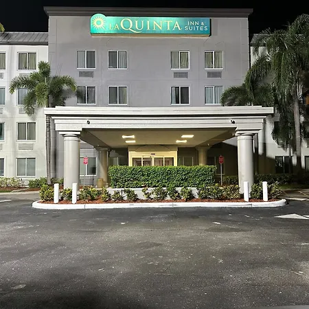La Quinta Inn & Suites By Wyndham Sawgrass-2